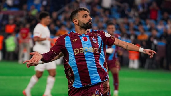 محمد صلاح ينضم إلى رونالدو في قائمة تاريخية بعد هاتريك جالاتا سراي