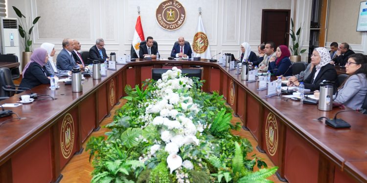 وزير العمل يلتقي رئيس رئيس الجهاز المركزي للتعبئة والاحصاء لتعزيز التعاون وتبادل البيانات لدعم ملفات العمل وسوق العمل