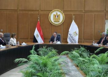 وزير التعليم العالي والقائم بعمل وزير الثقافة يبحث تعزيز التعاون مع شركة فيليبس