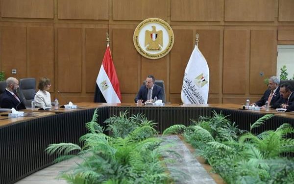وزير التعليم العالي والقائم بعمل وزير الثقافة يبحث تعزيز التعاون مع شركة فيليبس