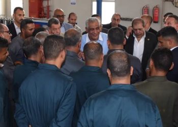 وزير الدولة للإنتاج الحربي يتفقد خطوط الإنتاج بشركة هليوبوليس للصناعات الكيماوية