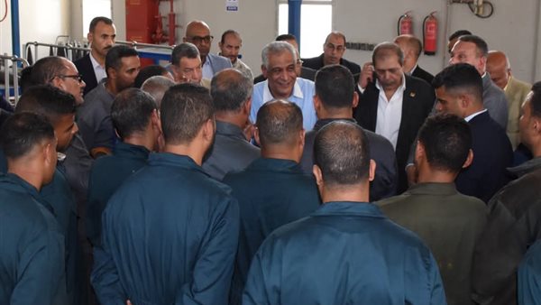 وزير الدولة للإنتاج الحربي يتفقد خطوط الإنتاج بشركة هليوبوليس للصناعات الكيماوية