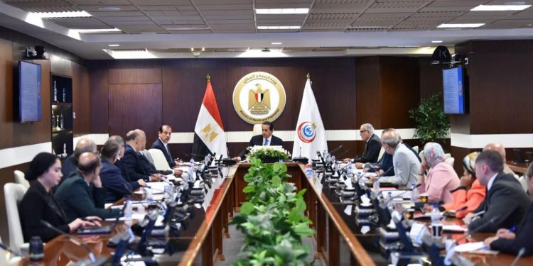 وزير الصحة يترأس اجتماع مجلس إدارة الهيئة العامة للتأمين الصحي لمناقشة ملفات التعاون وتطوير الخدمات الطبية