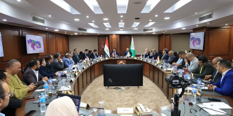وزير الصناعة ومحافظ الجيزة يبحثان ملفات العمل وتقنين الأوضاع بمنطقتي جرزا وعرب أبوساعد الصناعيتين
