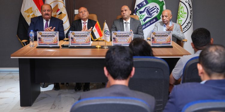 وزير العمل ومحافظ القاهرة يكرمان أوائل خريجي مركز المطرية للتدريب التطبيقي التكنولوجي