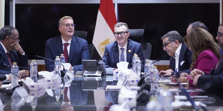 وزيرا التخطيط والبترول يناقشان تطورات أداء قطاع البترول وتطوير الخدمات المقدمة للمواطنين