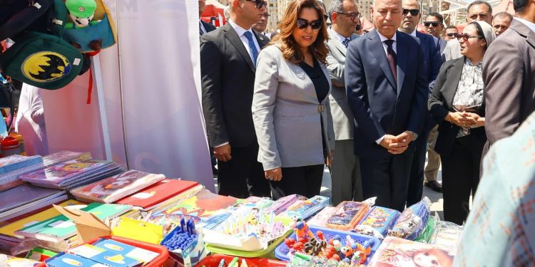 وزيرة التنمية المحلية ومحافظ القاهرة يتفقدان “بازار القاهرة” بمجمع السوق الحضاري