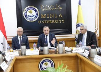 وزير التعليم العالي والقائم بعمل وزير الثقافة يترأس اجتماع المجلس الأعلى للجامعات بجامعة المنيا