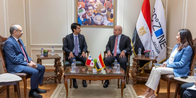رئيس اقتصادية قناة السويس يستقبل سفير بنما بالقاهرة لبحث تعزيز التعاون الاقتصادي المشترك