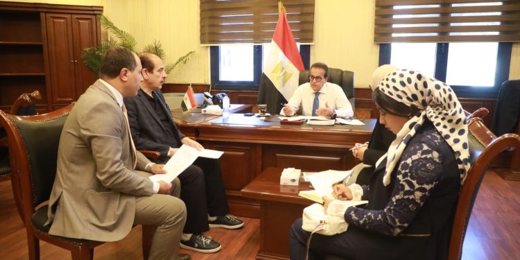وزير الصحة يستعرض نتائج زيارة خبراء طب وجراحات الأجنة من بيرو لمستشفيات المؤسسة العلاجية