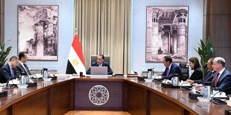 رئيس الوزراء يلتقي رئيس شركة “سيسكو” لبحث تعزيز التعاون في مجالات تكنولوجيا المعلومات والاتصالات