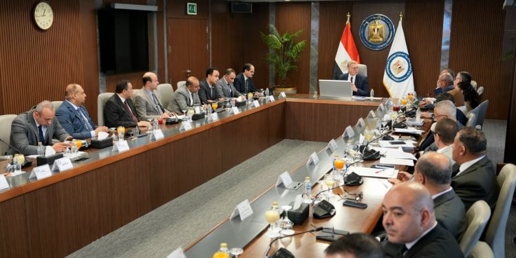 وزير البترول: تطوير معامل التكرير وشبكات النقل يدعم تحول مصر إلى مركز إقليمي لتداول المنتجات البترولية