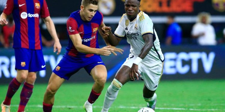 ريال مدريد يسعى لتضييق الخناق على برشلونة أمام إشبيلية الليلة