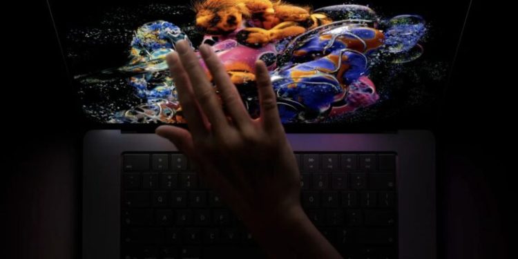 أبل تطرح MacBook Pro بشاشة لمس لأول مرة.. السعر والمواصفات فى 5 نقاط