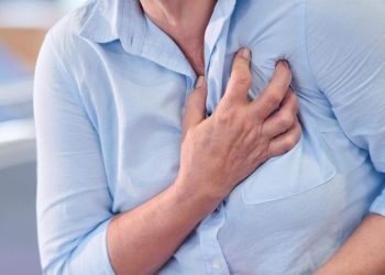أسباب تسارع ضربات القلب المفاجئ.. متى يستدعي القلق؟