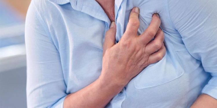 أسباب تسارع ضربات القلب المفاجئ.. متى يستدعي القلق؟