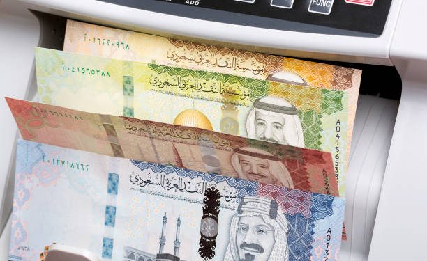 Saudi money - riyal in a counting machine أسعار الريال السعودي في مصر اليوم الثلاثاء 20 اكتوبر