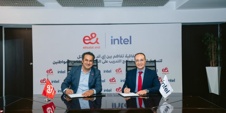 اتفاقية تفاهم بين إي آند مصر وإنتل لتسهيل الوصول لبرامج التدريب على الذكاء الاصطناعي للمواطنين