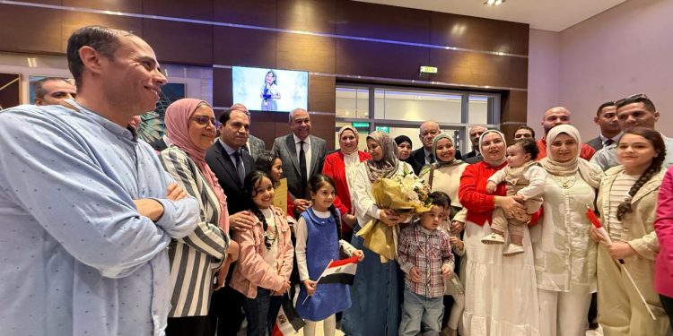 تقديرًا لإنجازها العربي.. وزير الطيران المدني يستقبل بطلة «تحدي القراءة العربي» بمطار القاهرة الدولي