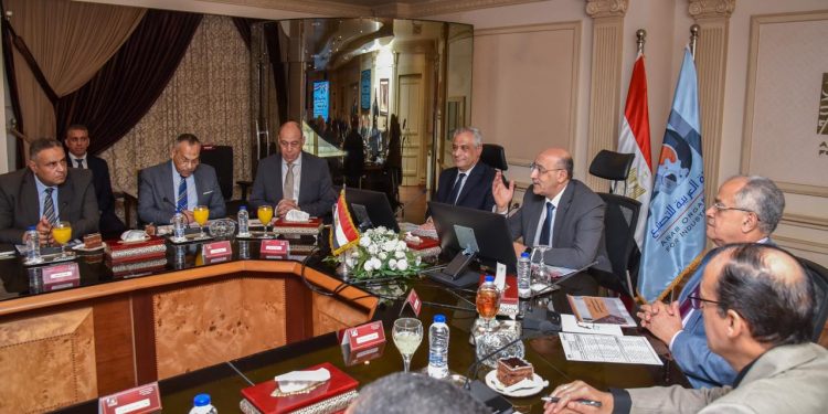 رئيس العربية للتصنيع ووزير الإنتاج الحربي يبحثان تعزيز التكامل الصناعي وتوطين التكنولوجيا بالصناعات الدفاعية والمدنية