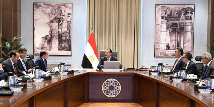 رئيس الوزراء يتابع موقف زيادة مخزون السلع الاستراتيجية واستقرار الأسواق بالتنسيق بين مختلف الجهات