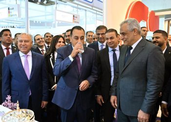 رئيس الوزراء يتفقد أجنحة الشركات والجهات المشاركة بالمعرض ويطلع على أحدث تكنولوجيات المياه والصرف الصحي والتحلية