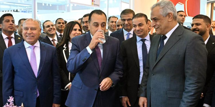 رئيس الوزراء يتفقد أجنحة الشركات والجهات المشاركة بالمعرض ويطلع على أحدث تكنولوجيات المياه والصرف الصحي والتحلية