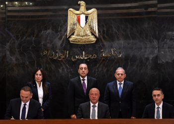 10 مليارات جنيه لشراء وتسويق أصول المجتمعات العمرانية.. رئيس الوزراء يشهد توقيع عقود التمويل