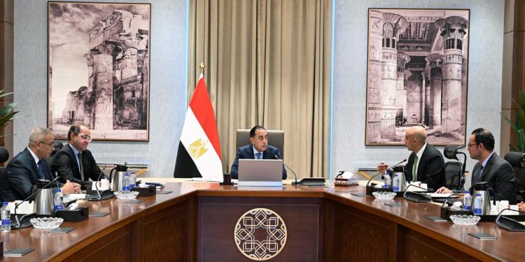 رئيس الوزراء يستعرض محاور جلستي حوار بشأن “موارد النقد وإدارة الدين” و”ملامح البرنامج الاقتصادي المصري حتى 2030″