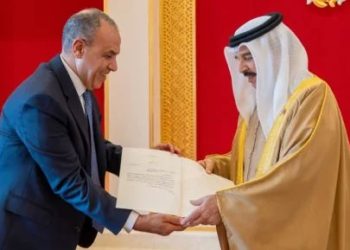 وزير الخارجية يسلم رسالة خطية من السيد الرئيس إلى ملك البحرين