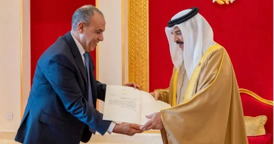 وزير الخارجية يسلم رسالة خطية من السيد الرئيس إلى ملك البحرين