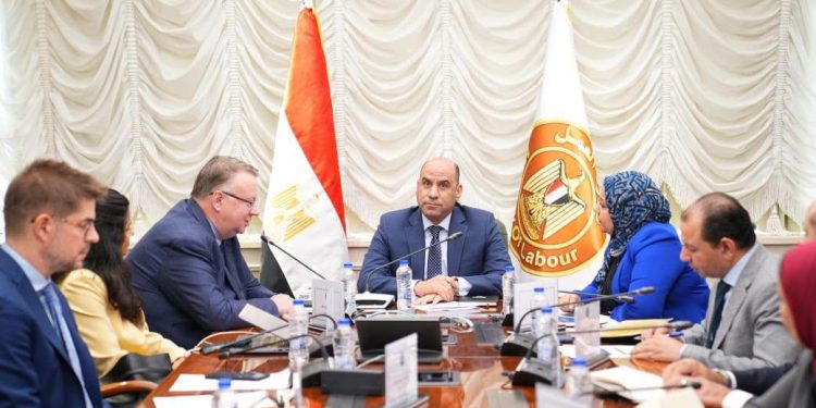وزير العمل يعقد اجتماعًا مع وفد “العمل الدولية” و”سينرجيز” للاطلاع على مستجدات إعداد الخطة التنفيذية للاستراتيجية الوطنية للتشغيل