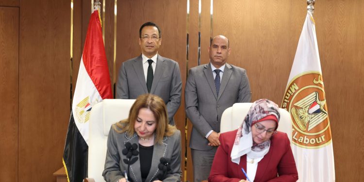 وزيرا الاتصالات والعمل يشهدان توقيع مذكرة تفاهم لتعزيز التحول الرقمي بوزارة العمل وبناء القدرات الرقمية