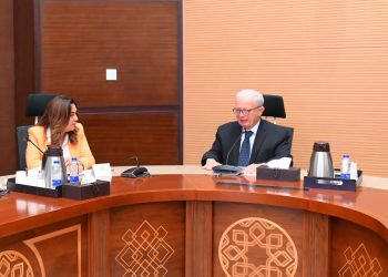 نائب رئيس الوزراء يبحث مع وزيرة التنمية المحلية جهود تطوير الأداء بجهاز تنظيم إدارة المخلفات