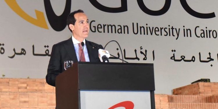 الرئيس التنفيذي لهيئة الاستثمار يشارك في حفل تخرج دفعة جديدة من الجامعة الألمانية