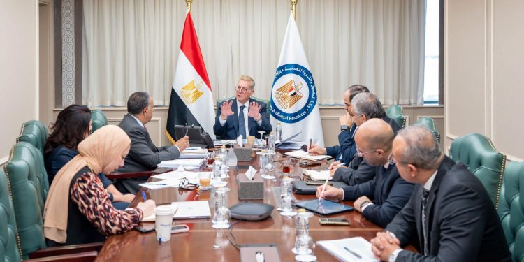 وزير البترول يتابع خطط تأمين احتياجات السوق المحلية من المنتجات البترولية والغاز