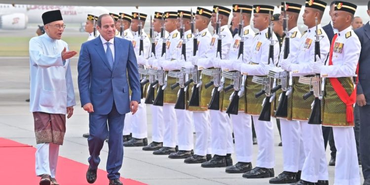 عاجل.. الرئيس السيسي يلتقي بملك ماليزيا بالقصر الوطني الماليزي “إستانا نيجارا”