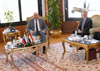 وزير الطيران المدني يبحث مع السفير السلوفيني تعزيز الربط الجوي وفتح آفاق جديدة لتنمية الحركة السياحية بين البلدين