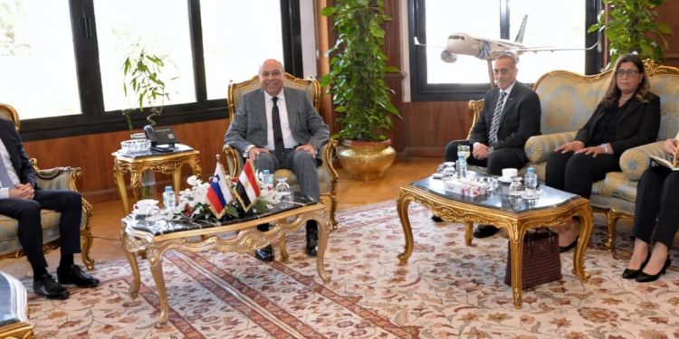 وزير الطيران المدني يبحث مع السفير السلوفيني تعزيز الربط الجوي وفتح آفاق جديدة لتنمية الحركة السياحية بين البلدين