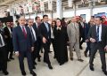 وزير الصناعة يتفقد خطوط إنتاج السيارة للتعرف على مراحل التصنيع والتكنولوجيات المستخدمة في الإنتاج