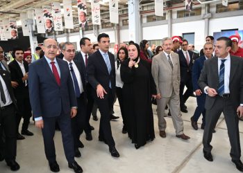 وزير الصناعة يتفقد خطوط إنتاج السيارة للتعرف على مراحل التصنيع والتكنولوجيات المستخدمة في الإنتاج