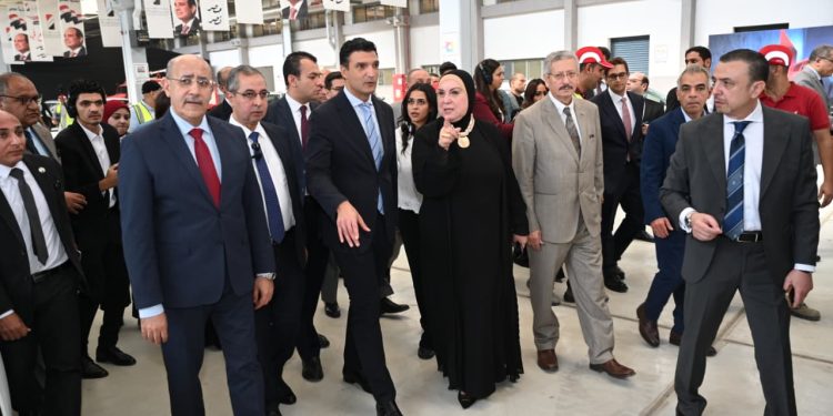 وزير الصناعة يتفقد خطوط إنتاج السيارة للتعرف على مراحل التصنيع والتكنولوجيات المستخدمة في الإنتاج