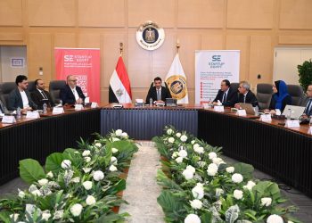 وزارة الصناعة تبحث مع «ستارت أب إيجيبت» و21 شركة آليات تمكين الصناعة المبتكرة ودمج الشركات الناشئة في سلاسل الإمداد