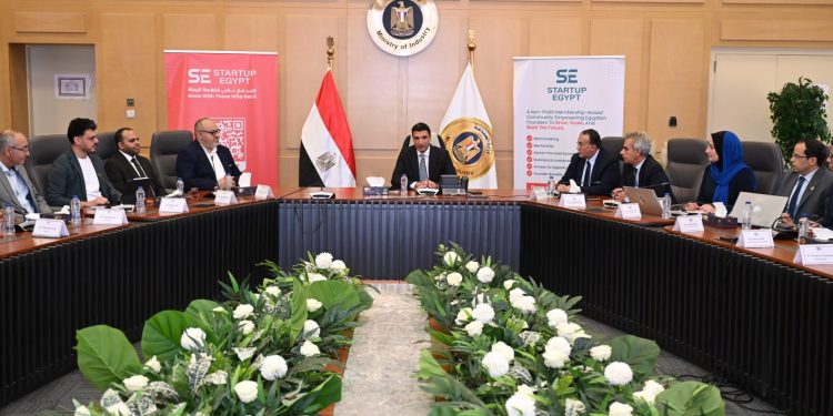 وزارة الصناعة تبحث مع «ستارت أب إيجيبت» و21 شركة آليات تمكين الصناعة المبتكرة ودمج الشركات الناشئة في سلاسل الإمداد