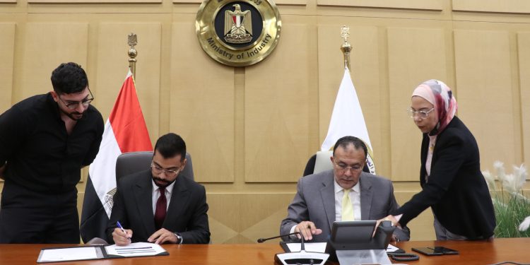 مركز تحديث الصناعة يوقع بروتوكول تعاون مع شركة بلاك سميث للذكاء الاصطناعي بهدف رفع كفاءة الصناعة المصرية