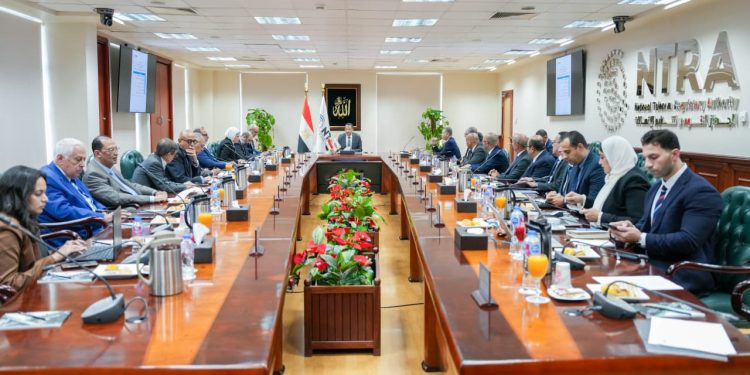 وزير الاتصالات يجتمع بأعضاء لجنة صناعة الاتصالات بالجهاز القومي لتنظيم الاتصالات