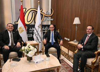 وزير الاستثمار يفتتح جلسة التداول بالبورصة المصرية احتفالا بالأسبوع العالمي للمستثمر