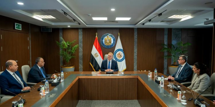 وزير البترول يتابع مع المجلس التنفيذي لهيئة البترول خطط زيادة الإنتاج وتأمين الإمدادات ورفع كفاءة الأداء