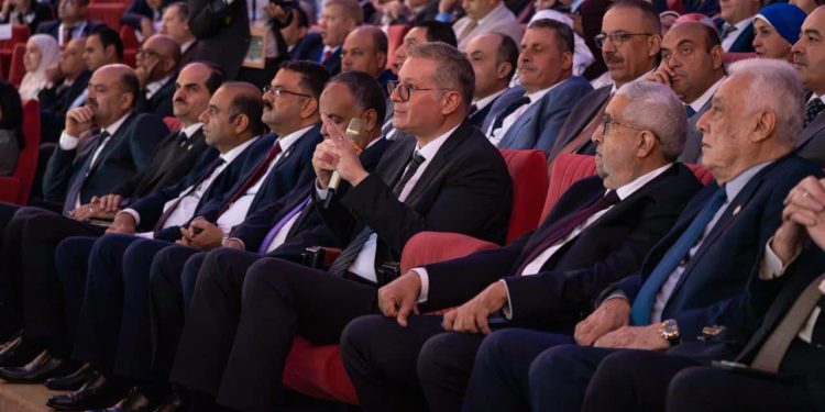 وزير البترول يشارك في حوار مع مجموعة من طلاب هندسة البترول والجيولوجيا في مؤتمر البحر المتوسط بالإسكندرية