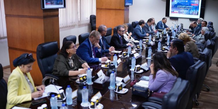 وزير التخطيط يستعرض مؤشرات أداء الاقتصاد وخطة التنمية الاقتصادية والاجتماعية مع كبار الخبراء والأكاديميين والبرلمانيين